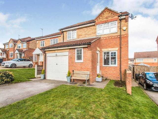 Dunnock Croft, Leeds LS27 3 bed detached house to rent £1,295 pcm £299 pw