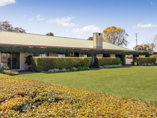 'DUNROSSIE' a remarkable family home in the Darling Heights
