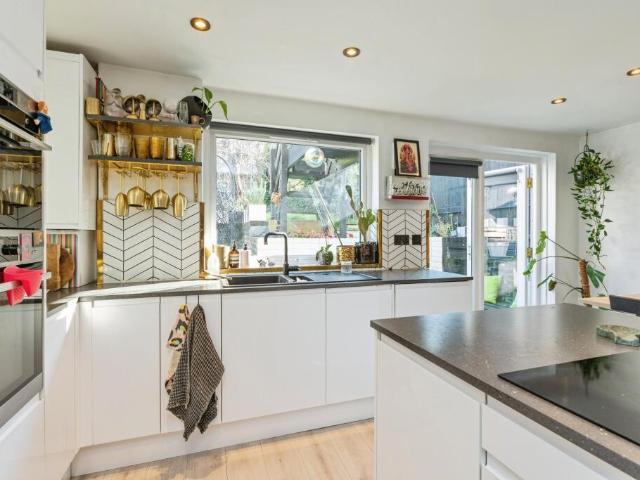 Dunsmure Road, London 3 bed apartment to rent £2,700 pcm £623 pw