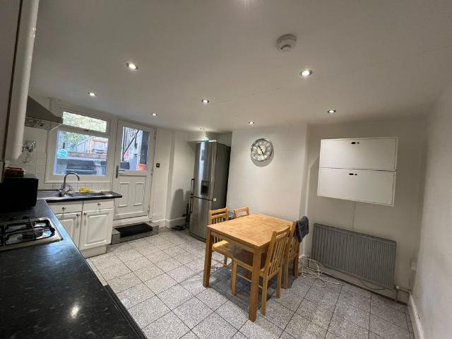 Dunsmure Road, London N16 2 bed flat to rent £1,950 pcm £450 pw