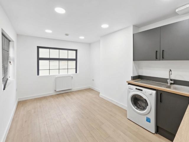 Dunstable Place, Luton, LU1 1 bed flat to rent £1,300 pcm £300 pw