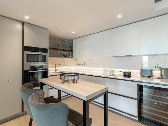 Dunstable Place, Luton LU1, 2 bed flat to rent, £1,200 pcm | PrimeLocation