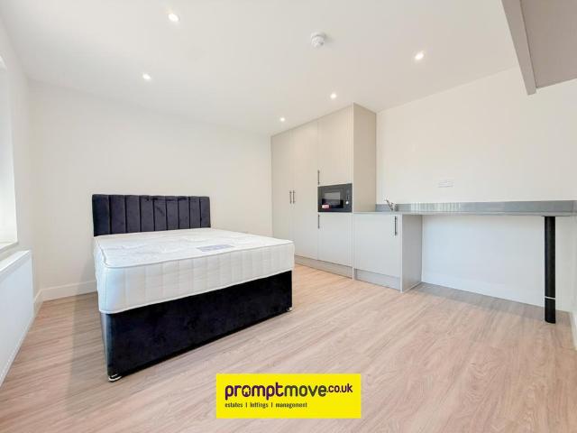 Dunstable Road Dunstable Road LU4 8SE Studio to rent £650 pcm £150 pw
