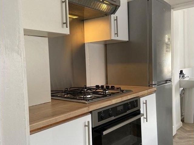 Dunstable Road, Luton LU1, 2 bed flat to rent, £1,200 pcm | PrimeLocation