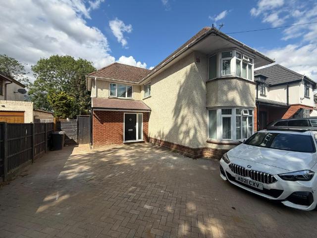 Dunstable Road Luton LU4 8SE Studio to rent £1,050 pcm £242 pw