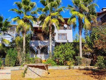 Duacı'da Duayen Konakları'nda Yüzme Havuzlu Tripleks 5+1 Villa