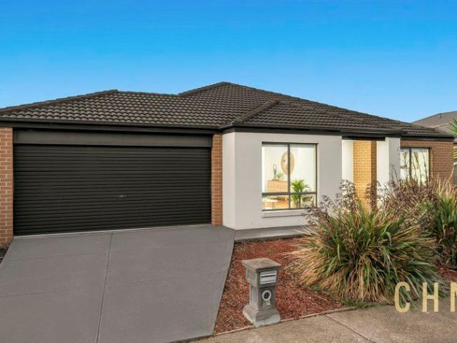 Dual Main Bedroom Living on 592sqm with Expansive Backyard