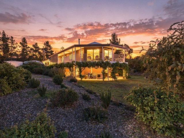 Dual occupancy acreage retreat