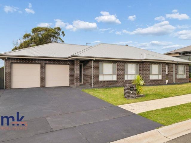 DUAL FAMILY LIVING OPPORTUNITY ON 703M OF LEVEL LAND IN A QUIET STREET!