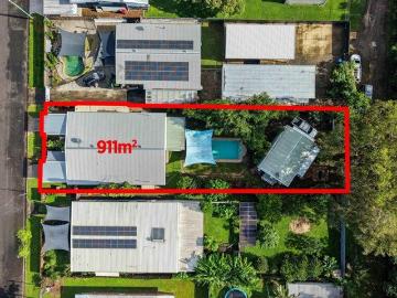 Full Duplex with Pool & Shed