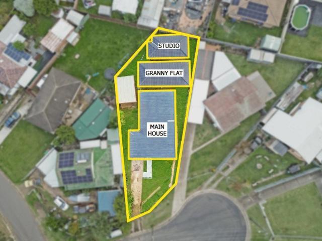 Dual Income Opportunity with Studio Accommodation!
