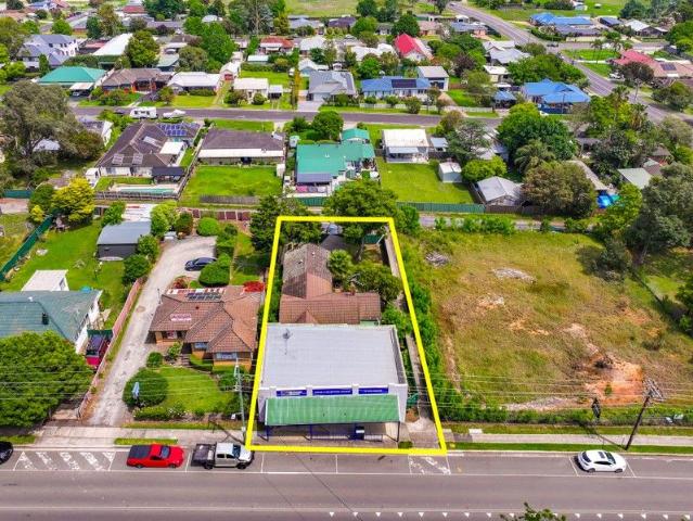 Dual Income Opportunity in The Oaks | Mixed Commercial & Residential