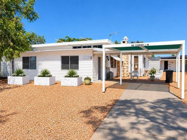 Dual Income Potential: Two Fully Equipped Dwellings in a Prime Tourism Pocket