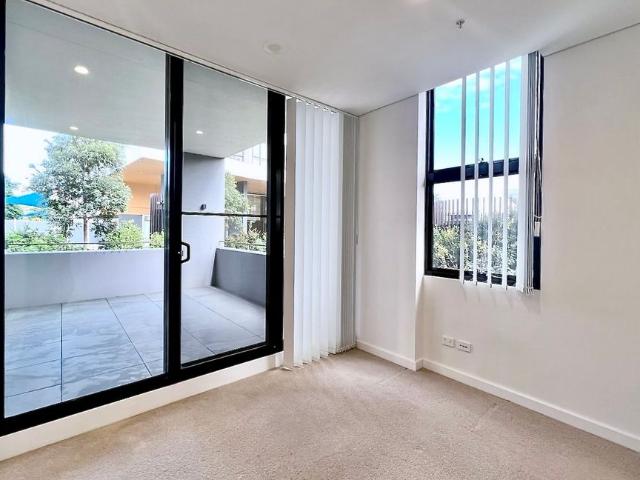 Dual Key Three bedroom apartment, Extra Kitchen and Laundry in Master room with parking!