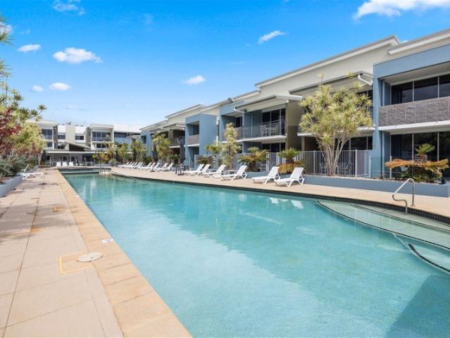 DUAL KEY POOLSIDE WALK TO MARINA AND BEACH