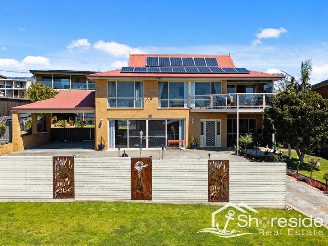Dual Level Coastal Retreat in Lake Tyers Beach!