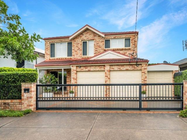 Dual Level Family Entertainer with Beach and Café Lifestyle on Tap