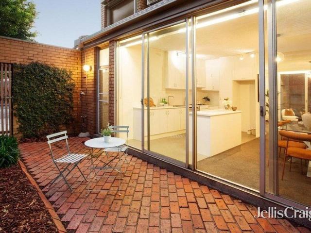 Dual level living in the heart of Kew