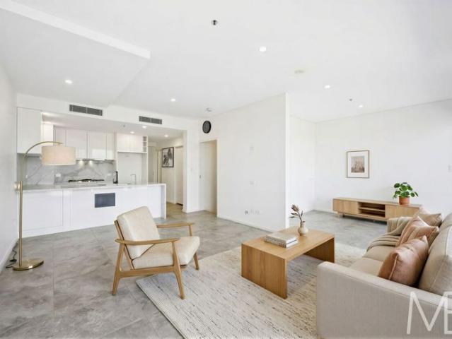Dual Level Penthouse With Private Terraces