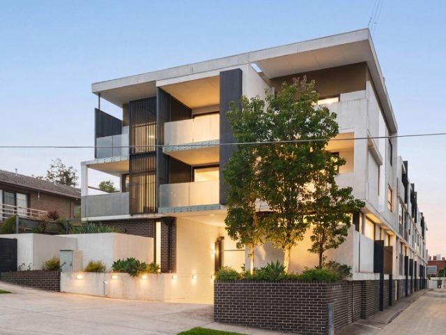 DUAL LEVEL STYLE WITH SUNSET VIEWS