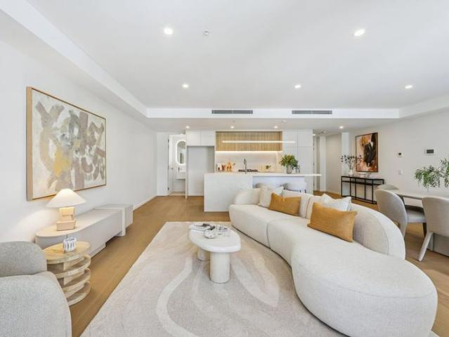 Large Dual Level Terrace Residence | Belvedere