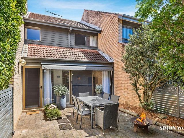 Dual Level Townhouse in Beachside Location