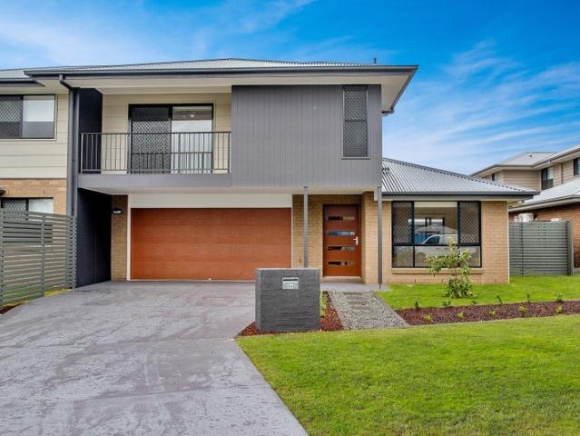 Dual level townhouse in Coastal Suburb