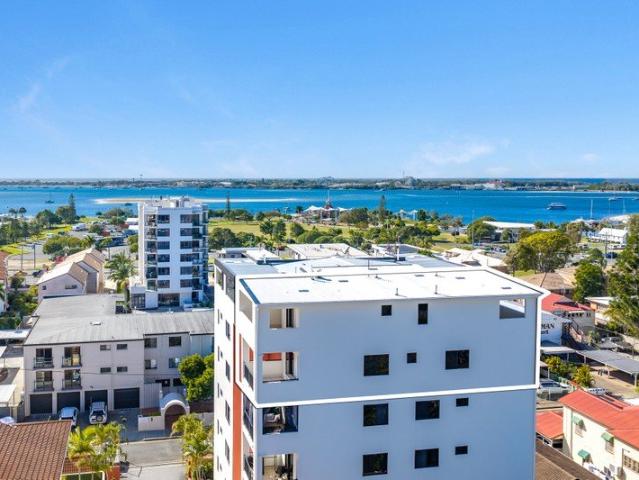Dual Level Unit in the Heart of Southport