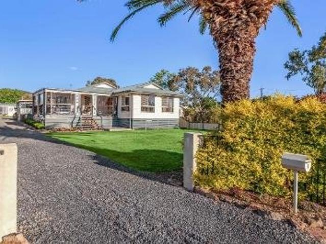DUAL LIVING OPPORTUNITY: 3 DWELLINGS: 3 KITCHENS: 7 BEDROOMS: 4 BATHROOMS