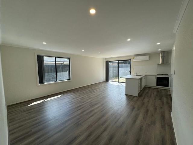 Dual Living Three Bedroom, Two Bathroom Home in Munno Para West!