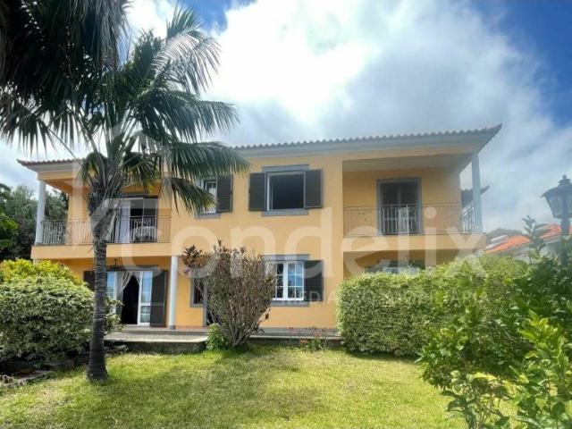Dual Living Versatility | Prime Location | Incredible Views 214m² Santa Cruz
