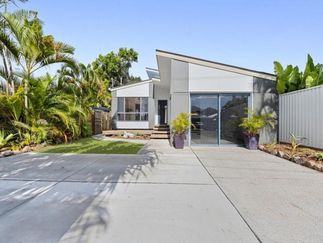 DUAL LIVING BEACHSIDE OPPORTUNITY!