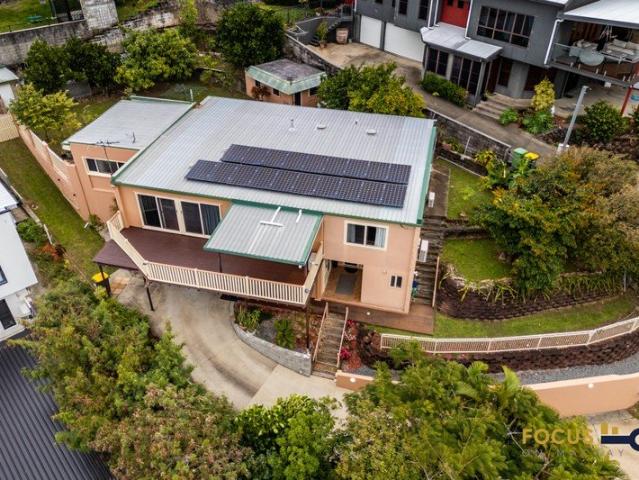 DUAL LIVING FAMILY HOME GREAT LOCATION