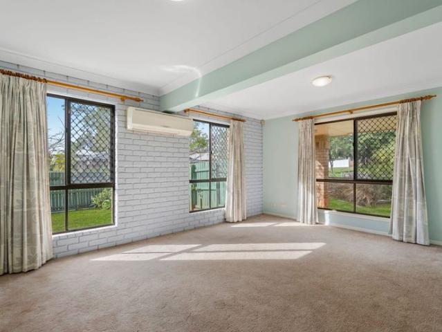 DUAL LIVING HOME WITH INTERNAL STAIRS!