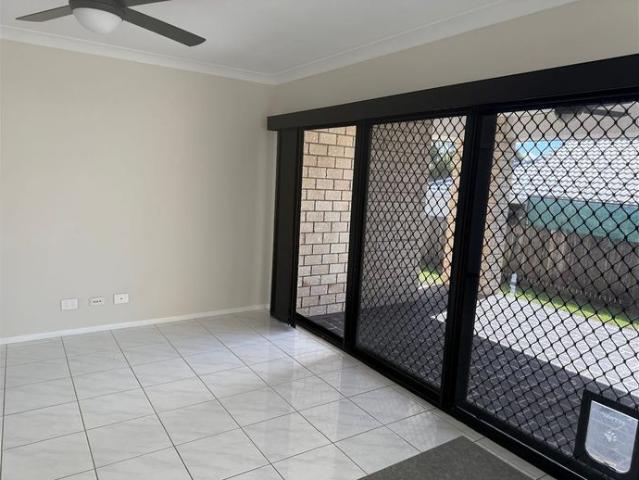 DUAL LIVING IN SANDSTONE POINT!