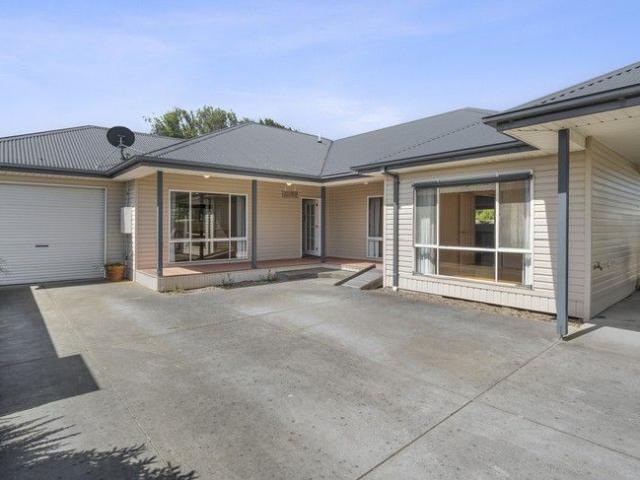 Unbeatable 5 bedroom Versatility: Expansive Family Home or Smart Dual Living