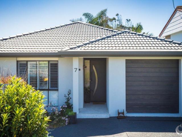Dual Living Opportunity 260m to Kianga Beach