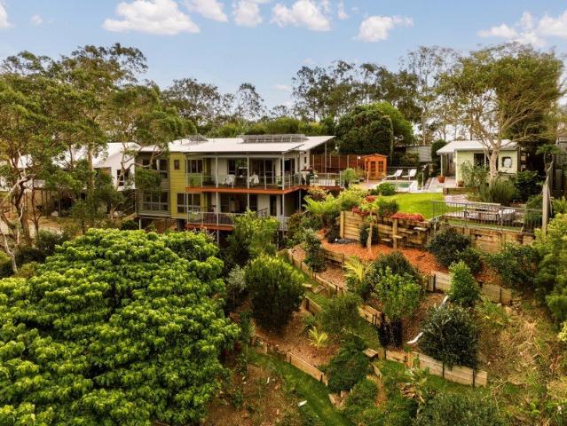 DUAL LIVING OPPORTUNITY WITH ELEVATED LIVING & ENDLESS VIEWS
