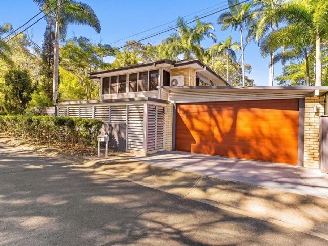 DUAL LIVING OPPORTUNITY ASHMORE CLOSE TO MAIN RIVER!