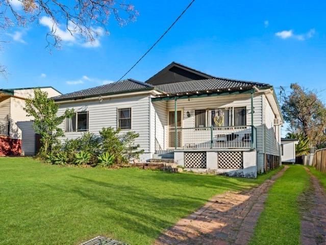 Dual Living Opportunity on a Huge 715m2 Block!