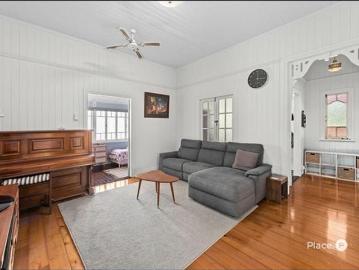 Beautiful Queenslander with Pool Pool Maintenance Included in Rent!