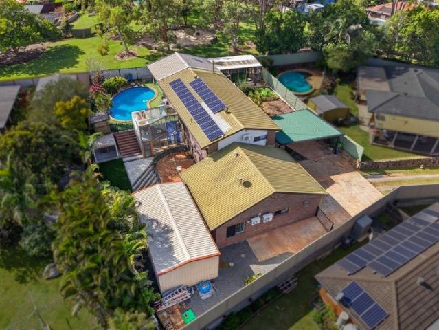 DUAL LIVING, POOL & COMMERCIAL KITCHEN ROOM FOR THE WHOLE FAMILY ON 989M2