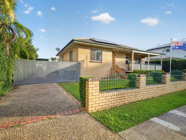 Dual Living, Poolside Entertaining & Family Comfort