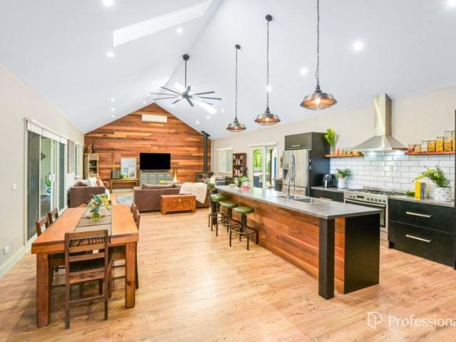 DUAL LIVING POSSIBLITIES, COUNTRY CHARM. 3/4 OF AN ACRE