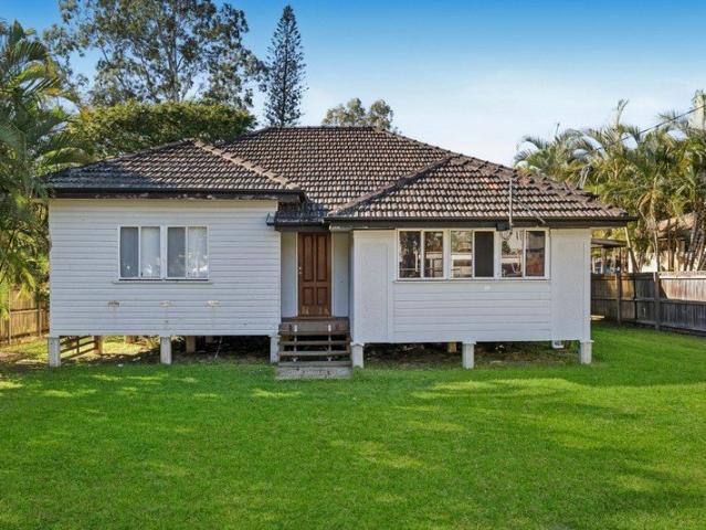 Dual Living Potential on a Generous 847m2 Block