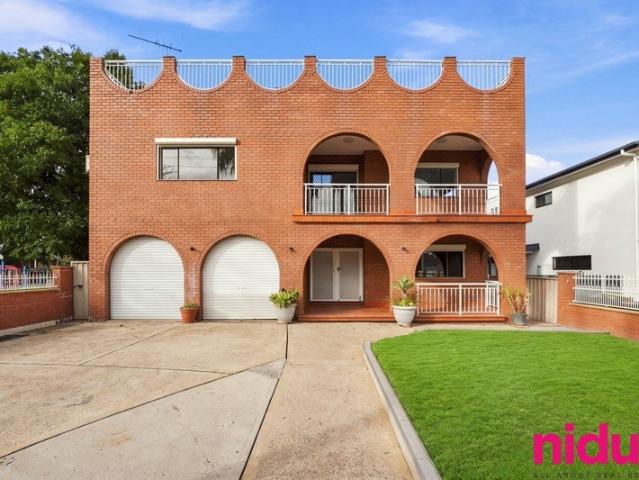 Dual Living Residence on 2,223sqm Nine Bedrooms, Two Kitchens & Walk to the Train Station