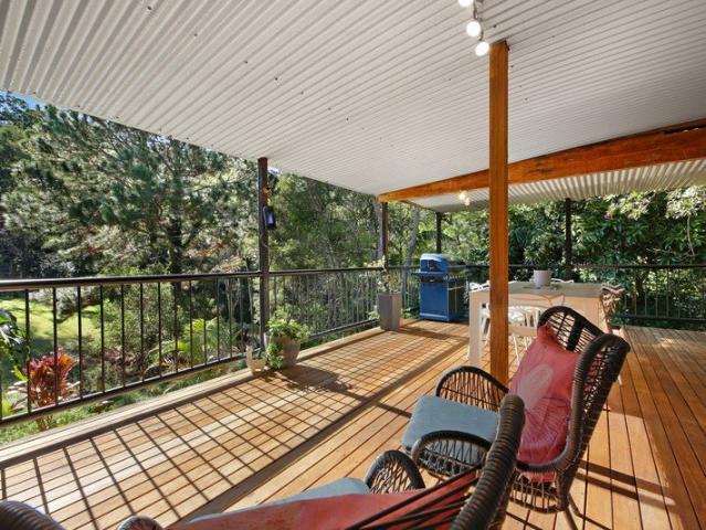 Dual Living Residence on large block with Scenic North facing outlook!