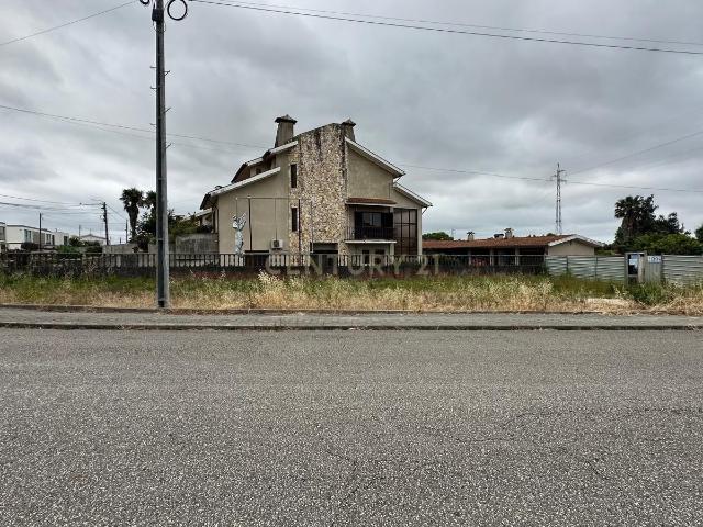 Duas moradias alvoradas + Terreno Urbano com projeto aprovado junto ao Glicinias