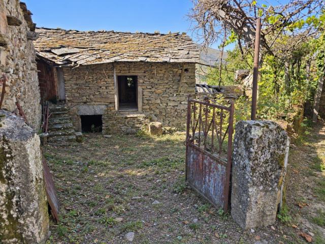 Duas Moradias Centenárias de Dois Pisos junto ao Rio Paiva Parada de Ester, Castro Daire