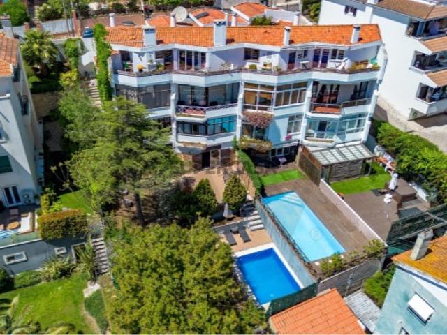 Duas Moradias Exclusivas no Monte Estoril | Conjunto Residencial com Logradouro e Estacionamento